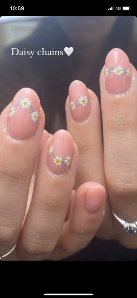 Daisy Chain Nails