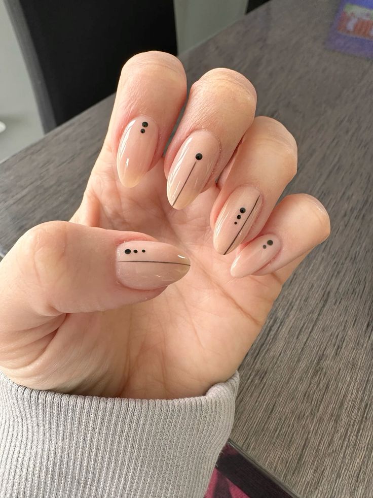 Minimal Dot and Line Nails